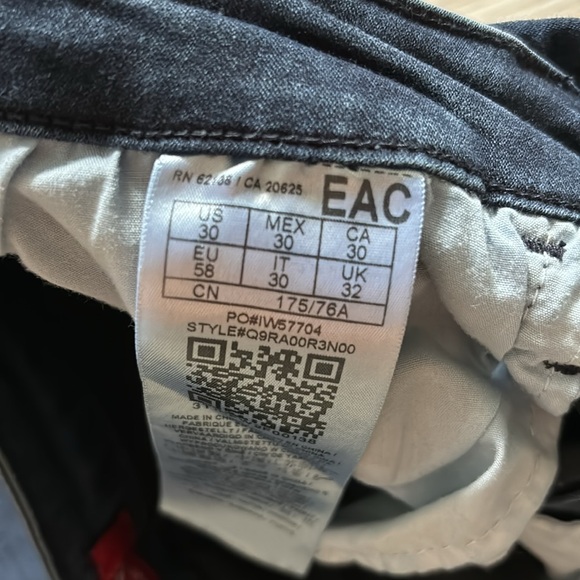 Guess Dark Wash Jeans - Picture 7 of 7